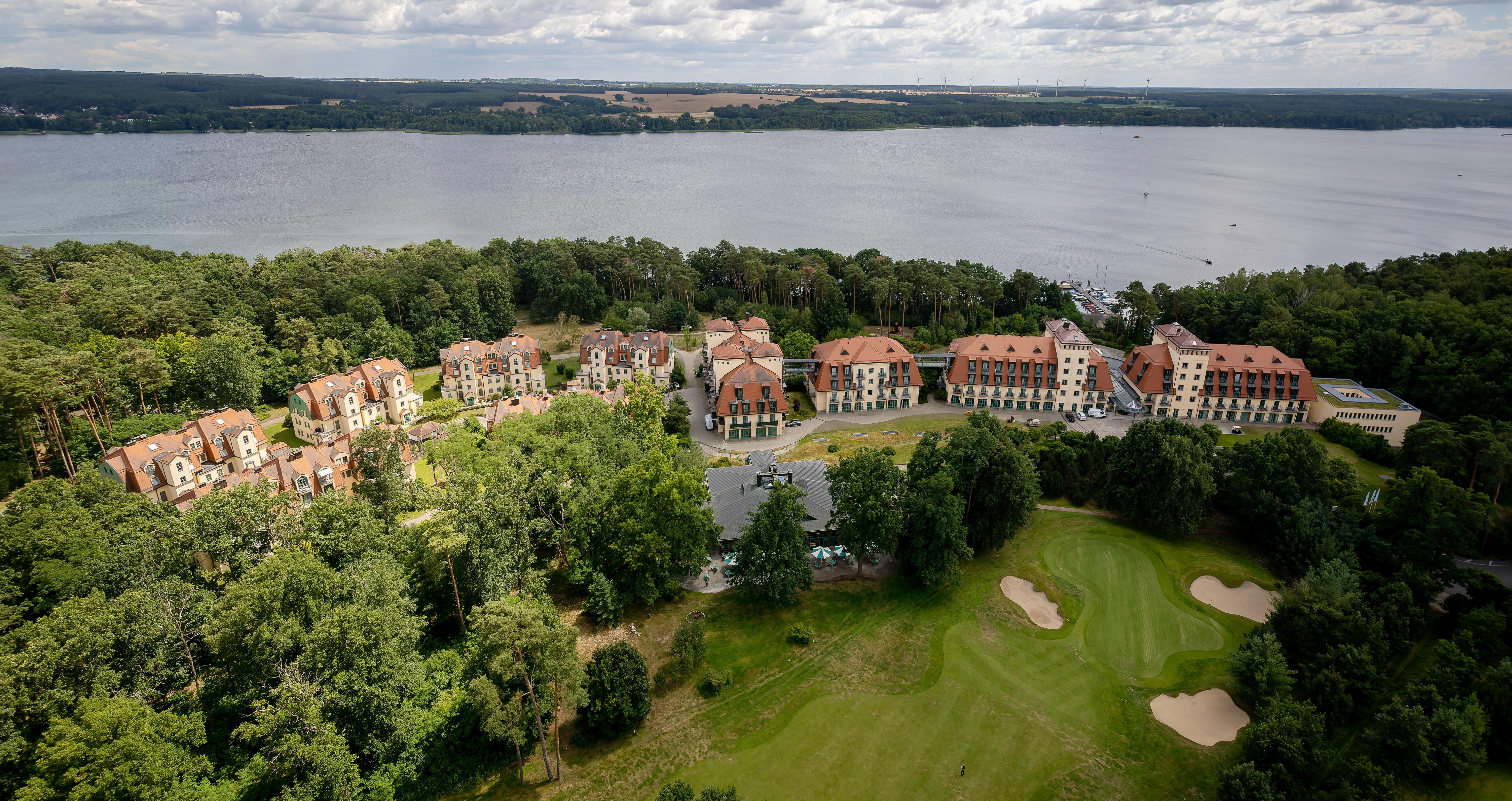 Precise Resort Bad Saarow Bagian luar foto Aerial view of the golf course