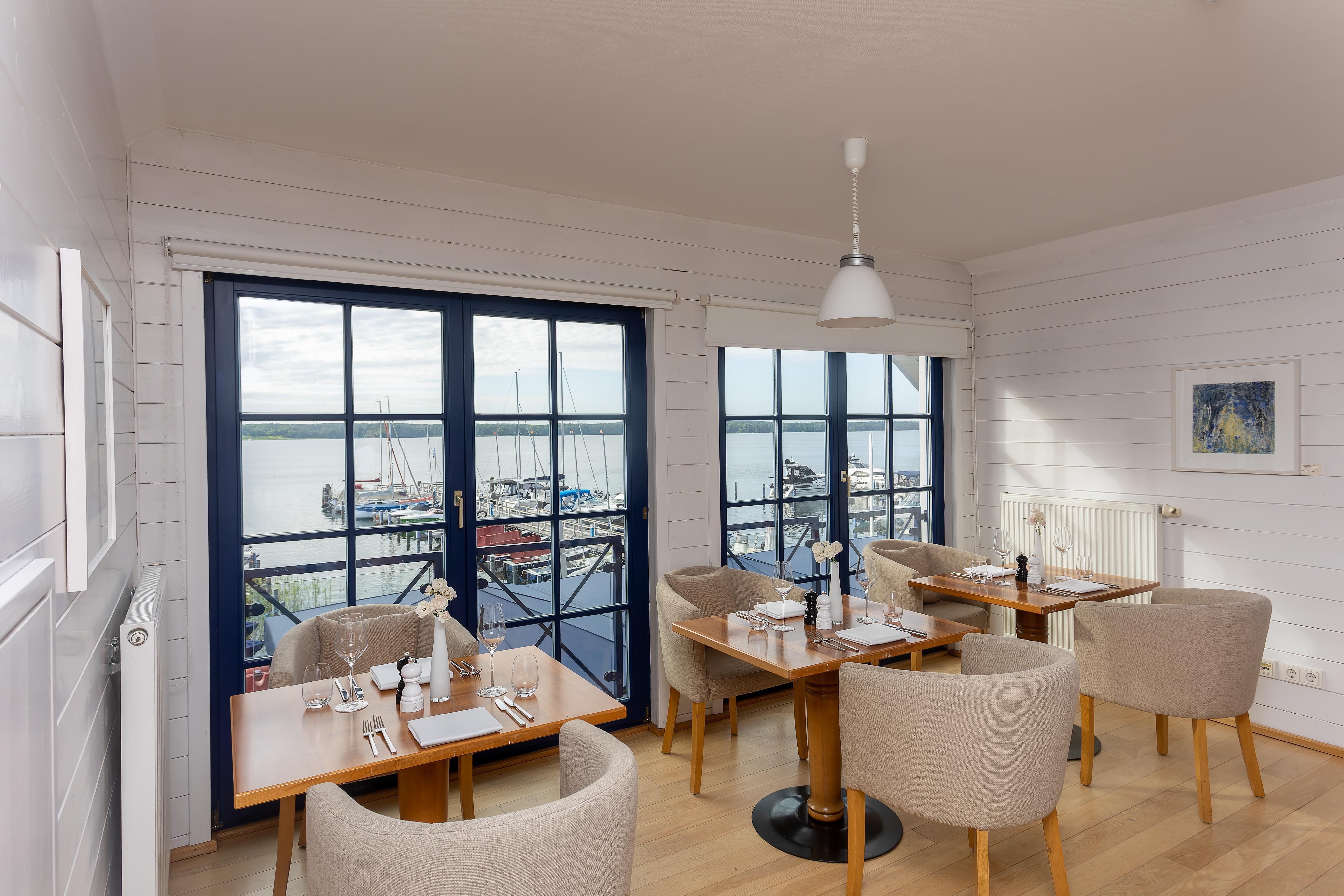 Precise Resort Bad Saarow Bagian luar foto The restaurant at the hotel