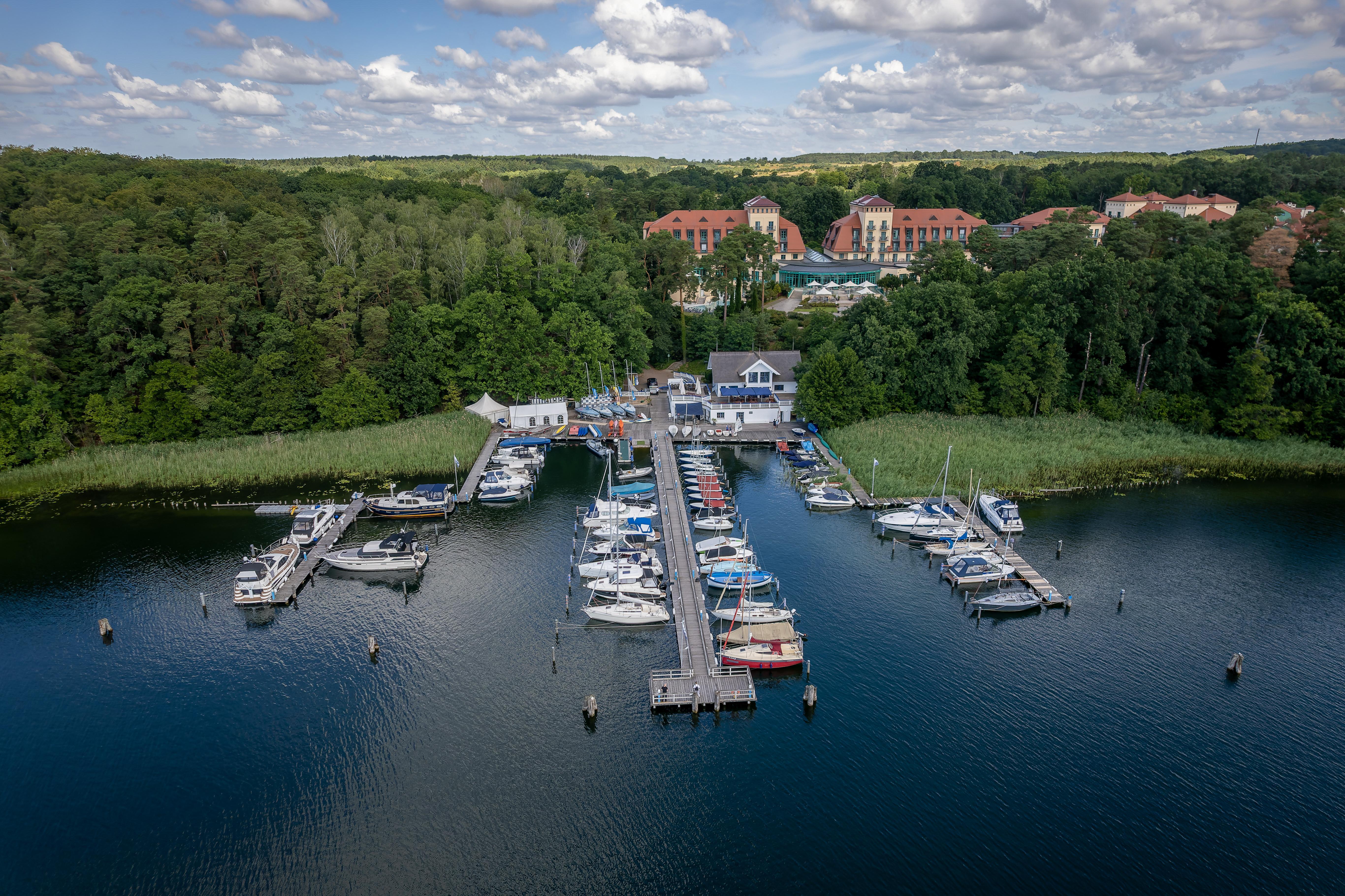 Precise Resort Bad Saarow Bagian luar foto Aerial view of the marina
