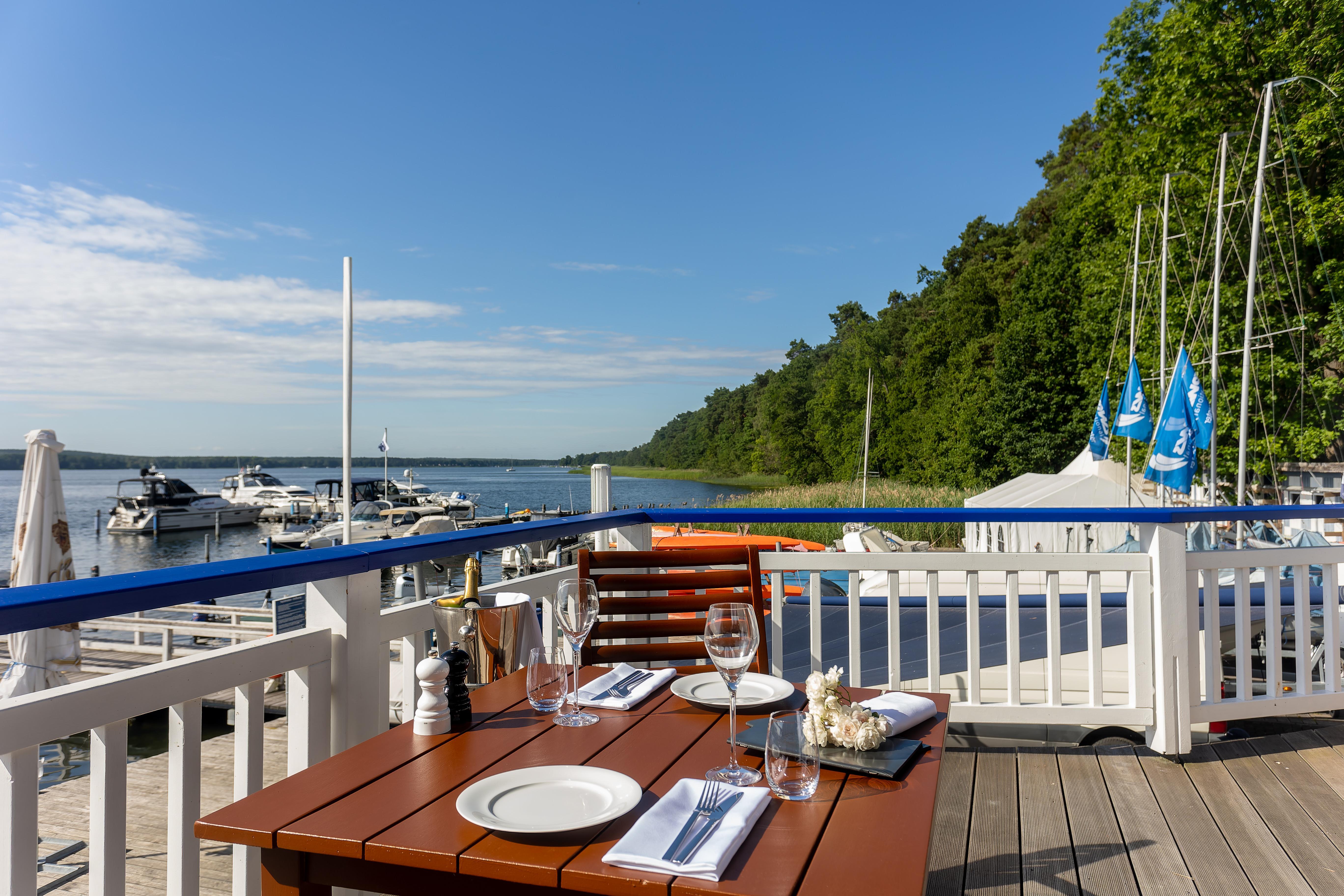 Precise Resort Bad Saarow Bagian luar foto Restaurant on the pier