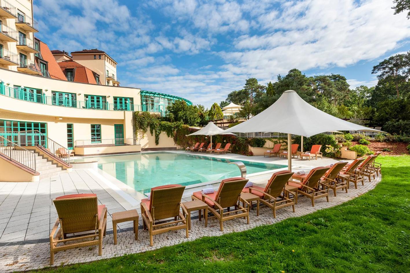 Precise Resort Bad Saarow Bagian luar foto The outdoor pool at the Hotel de la Plage