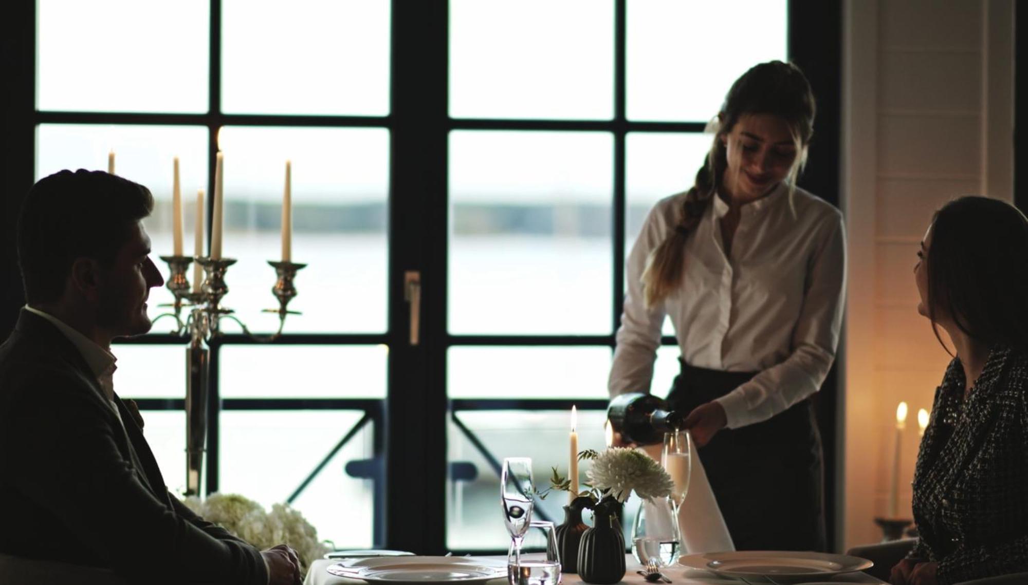 Precise Resort Bad Saarow Bagian luar foto A restaurant hostess